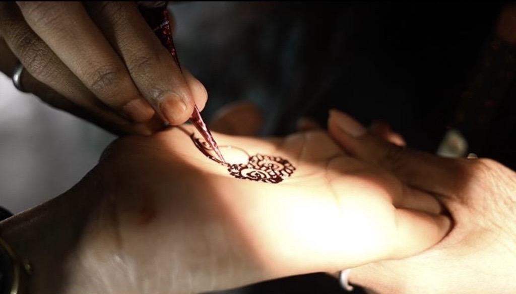 Khushnuma doing henna (mehendi) design
