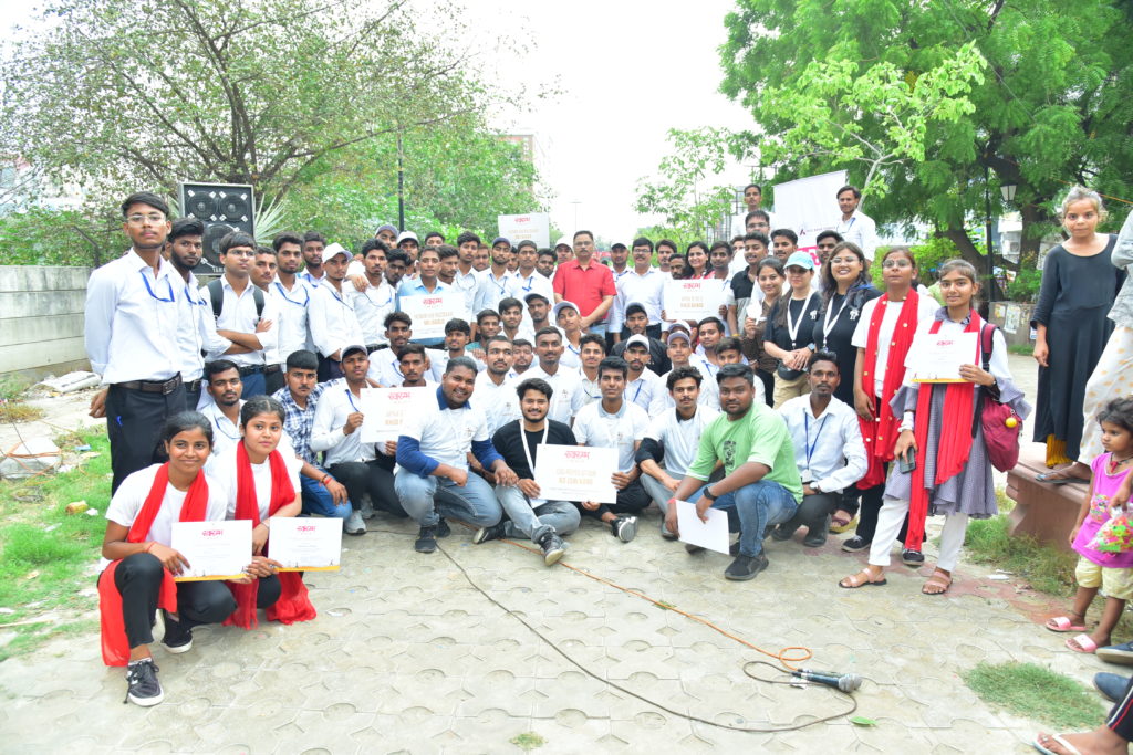 Swarambh students with certificates